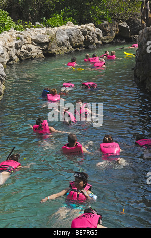 Menschen, die in den unterirdischen Fluss schwimmen. Xcaret. Playa del Carmen. Quintana Roo Zustand. Riviera Maya. Mexiko Stockfoto