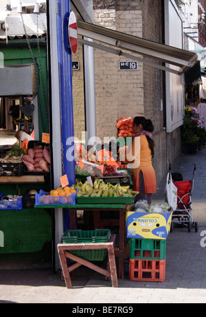 Obst und Gemüse stall Shepherds Bush Market London, September 2009 Stockfoto