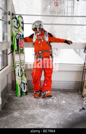 Skifahrer im Skilift, Chamonix, Frankreich Stockfoto