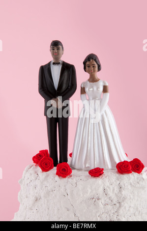 Dunkle Hochzeitspaar auf dem Kuchen Stockfoto