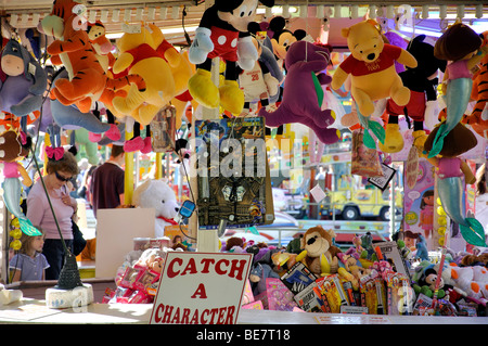 Stall Jahrmarkt auf grün, Chiswick High Road, Chiswick, London Borough of Hounslow, Greater London, England, Vereinigtes Königreich Stockfoto