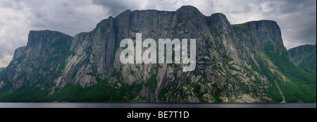 Panorama von steilen Felsklippen der Fjorde auf Western Brook Pond in Gros Morne National Park Long Range Mountains Neufundland Kanada Stockfoto