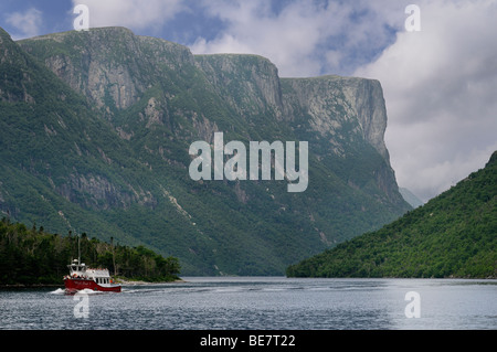 Westen Brook II Bootstour auf Western Brook Pond mit steilen Felsen Fjorde im Gros Morne National Park Long Range Mountains Neufundland Kanada Stockfoto