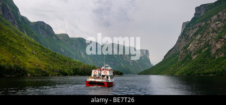 Panorama vom Bootstörn auf Western Brook Pond mit steilen Felsen Fjorde im Gros Morne National Park Neufundland Stockfoto