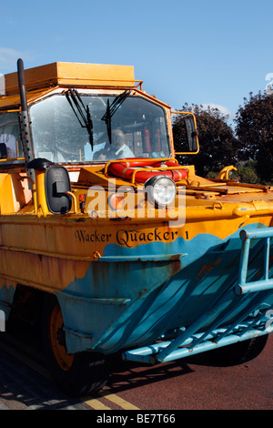 Ein Amphibienfahrzeug DUKW aus den 1940er Jahren betriebenen The Yellow Duckmarine Reiseunternehmen in Liverpool, England Stockfoto