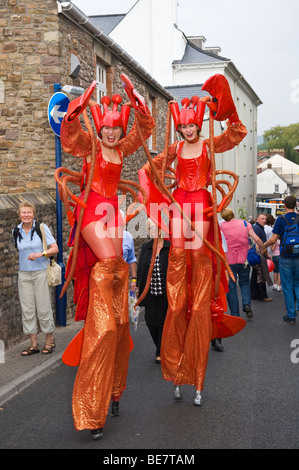 Stelzen walking street Performance-Künstler, gekleidet wie Hummer in Abergavenny Food Festival Monmouthshire South Wales UK Stockfoto