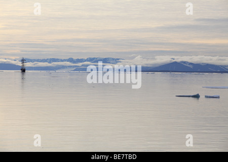 Eine hoch Segelschiff driftet in die friedliche, ruhige arktischen Ozean vor der Küste von Spitzbergen Stockfoto