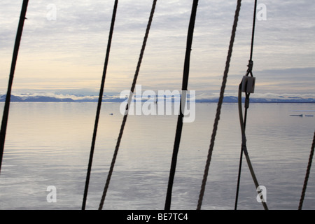 Eine hoch Segelschiff driftet in die friedliche, ruhige arktischen Ozean vor der Küste von Spitzbergen Stockfoto