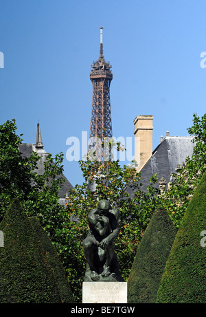 Rodins berühmte Skulptur "Der Denker" im Rosengarten am Musée Rodin in