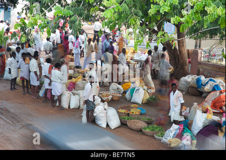 Einrichten eines indischen Street Market in Puttaparthi, Andhra Pradesh, Indien Stockfoto