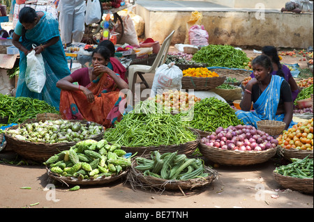 Indische Street Market in Puttaparthi mit Körben von Gemüse. Andhra Pradesh, Indien Stockfoto