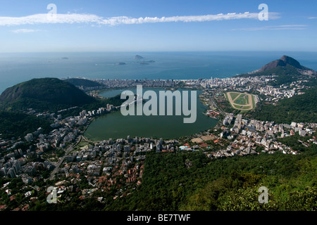 Luftaufnahme von Rodrigo de Freitas See und Ipanema Beach, Rio De Janeiro, Brasilien Stockfoto