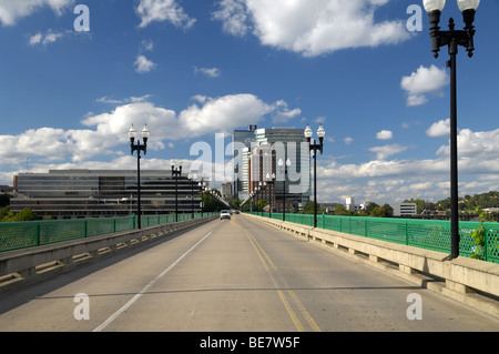 Die Gay Street Bridge mit der Stadt von Knoxville, Tennessee, USA im Hintergrund.  Foto von Darrell Young. Stockfoto