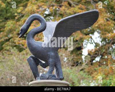 Statue eines Schwans an den Ufern des Flusses sieben, Worcester, diese Strecke des Flusses sieben ist ein Schongebiet für Schwäne. Stockfoto