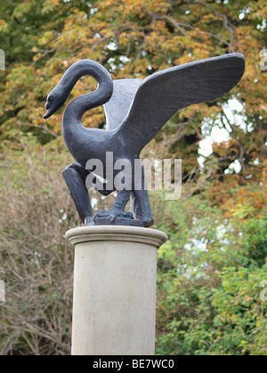 Statue eines Schwans an den Ufern des Flusses sieben, Worcester, diese Strecke des Flusses sieben ist ein Schongebiet für Schwäne. Stockfoto