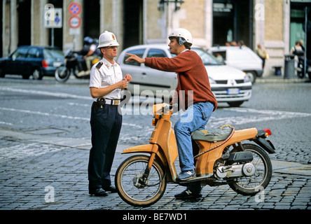 Verkehrspolizist, Mopedfahrer, Piazza Venezia, Rom, Latium, Italien, Europa Stockfoto