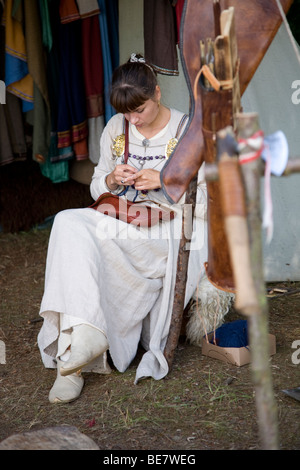 Viking-Frau Nähen bei einem Wikinger-Reenactment-festival Stockfoto