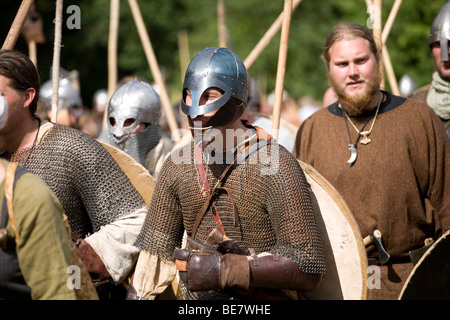 Wikinger-Krieger nach der Schlacht bei einem Wikinger Reenactment-Festival in Dänemark Stockfoto