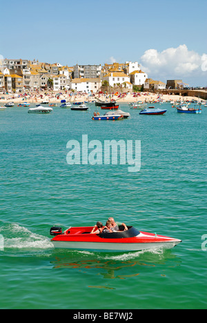 ein kleines Motorboot im Hafen von st.ives in Cornwall, Großbritannien Stockfoto