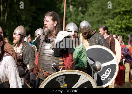 Wikinger-Krieger nach der Schlacht bei einem Wikinger Reenactment-Festival in Dänemark Stockfoto