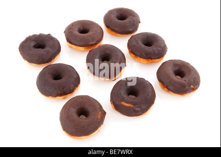 Verschiedene leckere Schokolade Donuts isoliert auf weiß Stockfoto