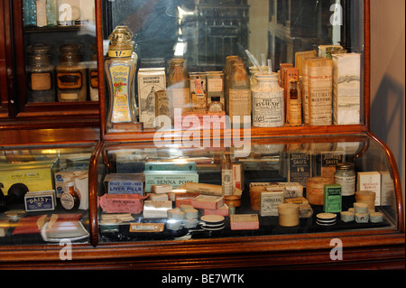 Eine historische Darstellung Darstellung einen Chemiker-Shop in der Sudhaus Hof Museum of Nottingham Stockfoto