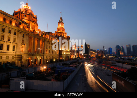 Die beleuchteten Bund in der Nacht, dem Boulevard in Shanghai mit der HSBC Building und China Merchants Bank Building, China, Asien Stockfoto