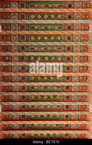 Marokko; Marrakesch; Bahia-Palast; Detail der bunt bemalten Holzdecke Stockfoto