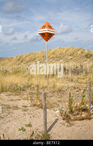 Strand-Marker-Zeichen in Sanddünen in der Nähe von Scheveningen Holland Stockfoto