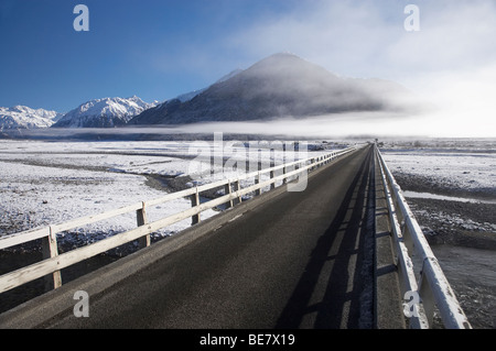 Brücke über Waimakariri River auf Arthurs Pass Road, Canterbury, Südinsel, Neuseeland Stockfoto