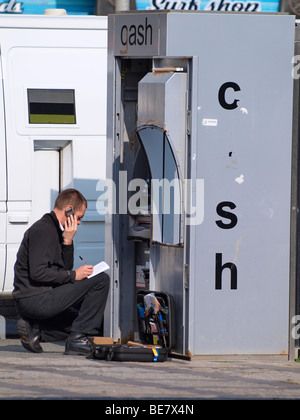 Ingenieur Befestigung einen Geldautomat. Stockfoto