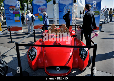 Paris, Frankreich, Shopping, Besucher der alterative Transportation Show, 'Fete des Transport', Blick auf Elektroautos zum Verkauf, auf der Straße, Ausstellung Stockfoto