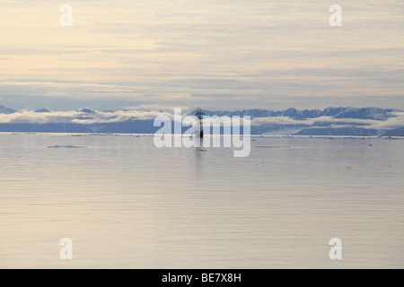 Eine hoch Segelschiff driftet in die friedliche, ruhige arktischen Ozean vor der Küste von Spitzbergen Stockfoto