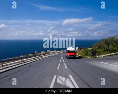 Triq Wied werden-Żurrieq, der Straße, die Winde zu Dorf Wied Iz Zurrieq, Malta. Stockfoto