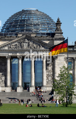 Berlin, Reichstagsgebäude. EU/DE/DEU/GER/Deutschland / Hauptstadt Berlin. Das Reichstagsgebäude mit der gläsernen Kuppel an der Spitze Stockfoto