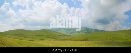 Panorama-Bild des Berges Zlatibor, bekannter Ferienort in Serbien. Stockfoto