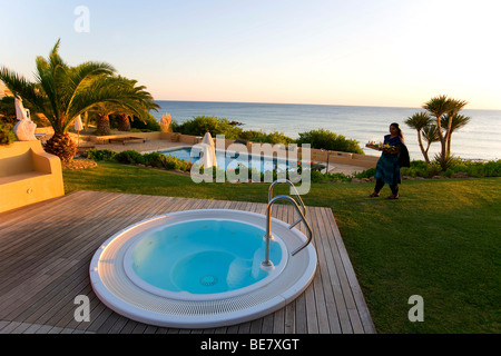 Freude Jung Spa, Jacuzzi, indischen Therapeuten, Hotel Vila Joya, Praia da Galé, Albufeira, Algarve, Portugal, Europa Stockfoto