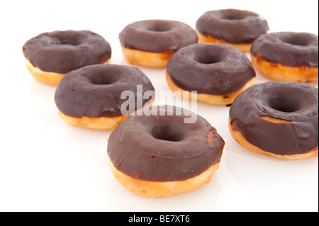 Verschiedene leckere Schokolade Donuts isoliert auf weiß Stockfoto