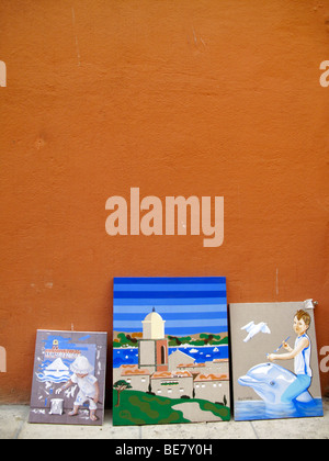 Gemälde zum Verkauf auf einem Bürgersteig in Saint-Tropez in der Region Var in Südfrankreich Stockfoto