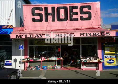 Schuhgeschäft, Waihi auf dem State Highway 2, North Island, Neuseeland. Waihi ist der Ort der Großen Martha Goldmine. Stockfoto