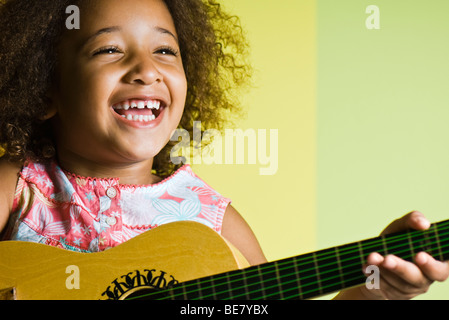 Kleine Mädchen Gitarre spielen Stockfoto