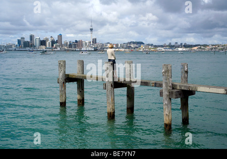 Blick auf den Hafen Waitemata dem Sky Tower und der Innenstadt von Auckland im Süden von Northcote Point, North Shore, Auckland, Neuseeland Stockfoto