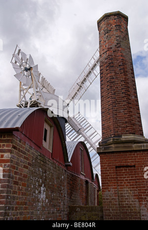 Polkey der Dampfmaschine Mühlenhaus, Norfolk mit Polkeys Windmühle im Hintergrund Stockfoto