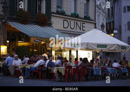 Straßencafe am Place De La Palud, Lausanne, Kanton Waadt, Schweiz Stockfoto