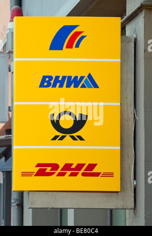 Logos der Deutschen Post, DHL und der BHW auf einem Schild Stockfoto