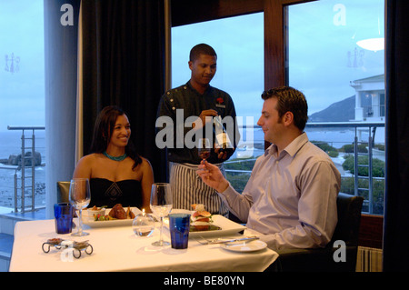 Ein paar sitzt an einem Tisch, einen Kellner servieren Wein, Restaurant Azur, The Twelve Apostel Hotel, Kapstadt, Südafrika, Afrika Stockfoto