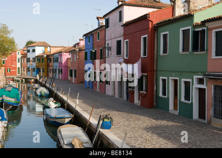 Bunte Häuser entlang des Kanals von Terranova, Burano, Veneto, Italien Stockfoto