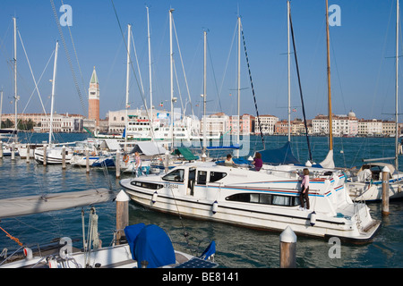 Le Boat Magnifique-Hausboot in San Giorgio Marina mit Campanile-Turm, Venedig, Veneto, Italien Stockfoto