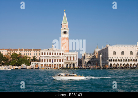 Wasser-Taxi mit Campanile-Turm und der Basilika San Marco, Venedig, Veneto, Italien Stockfoto