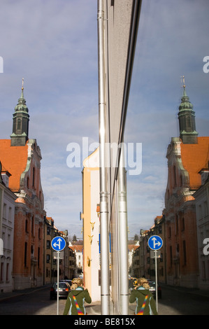 Reflexion der Asam-Kirche in ein Glasfenster, Ingolstadt, Bayern, Deutschland Stockfoto